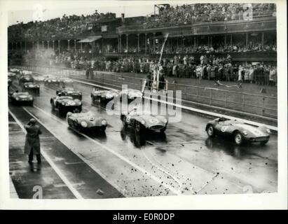 20. Juli 1957 - britischen und europäischen Grand Prix in Aintree. Foto zeigt: Der Start des Rennens für Sportwagen zeigte Archie Scott-Brown in einem Lister-Jaguar (Nr. 8), die der Gewinner und Roy Salvadori, in einem Aston Martin (Nr. 5), der zweite war kratzen. Stockfoto