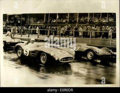 20. Juli 1957 - britischen und europäischen grand Prix in Aintree: Foto zeigt der Szene am Anfang des Rennens Scratch für Sportwagen zeigte Archie Scott Brown in einem Lister Jaguar (eingeführt), die der Gewinner und Roy Salvadori in einem Aston Marin (Nr. 5), die zweite war. Stockfoto