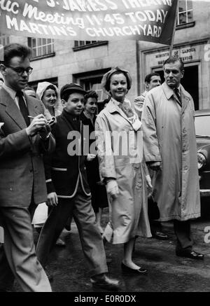 Schauspieler Laurence Olivier und Frau Vivien Leigh führt den Marsch gegen den Abriss der St. James Theatre Stockfoto