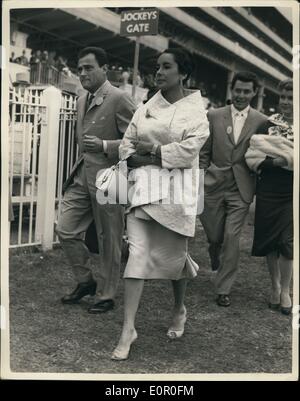 6. Juni 1957 - Derby-Tag in Epsom. Sterne auf dem Golfplatz: Foto zeigt Film Produzent Mike Todd und seine Frau Elizabeth Taylor gefolgt von Eddie Fisher und Frau Debbie Reynolds, als sie heute das Derby in Epsom teilnahmen. Stockfoto