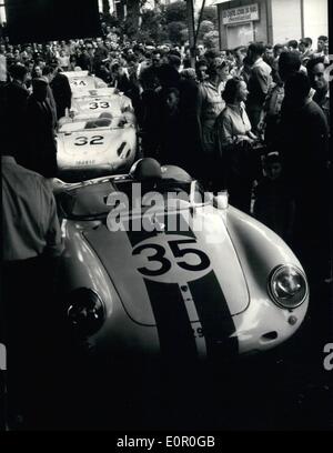 6. Juni 1957 - 24 Stunden Le Mans Rennen Samstag starten: die 24-Stunden Rennen rund um den berühmten Le Mans Spuren findet am kommenden Samstag und Sonntag. Foto zeigt Gesamtansicht der Autos während der Waage Kontrolle heute Morgen. Stockfoto