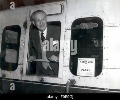 6. Juni 1957 - Premierminister Besuche Sir Anthony Eden. '' Herr Downs'' bei Waterloo: Herr Harold Macmillan Premierminister reiste mit dem Zug nach Salisbury heute Morgen - für seinen Besuch in Sir Anthony Eden, die an seinem Landhaus ruht. Foto zeigt Herr Macmillan in seiner Kutsche - die vorbehalten ist '' Herr Downs (Downing Street), als er Waterloo Station für Salisbury Vormittag verlassen. Stockfoto