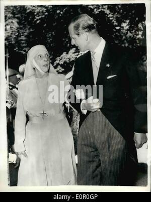 6. Juni 1957 - verheiratete Prinzessin Margarita von Baden. Duke of Edinburgh besucht. Die Hochzeit fand am Donnerstag in Salem, Westdeutschland, zwischen Prinzessin Margarita von Baden, Nichte des Herzogs von Edinburgh und Prinz Tomislav von Jugoslawien. Der Duke of Edinburgh und andere Könige besucht. das Foto zeigt den Herzog von Edinburgh mit seiner Mutter, Prinzessin Alice von Griechenland, bei der Hochzeit gesehen. Stockfoto