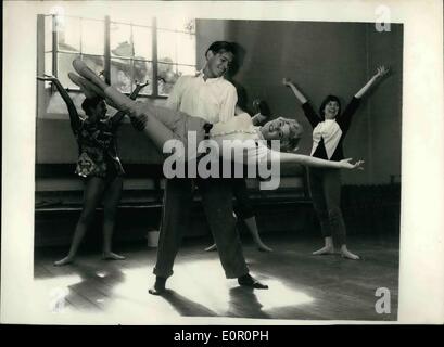 8. August 1957 - Johnnie Ray nimmt Dancing Lessons: Sänger Johnnie Ray heute erhielt Tanzstunden, die englischen Folk Society, Regents Park - für seine ATV-Show - '' The Johnnie Ray Show'' Teised am Samstag zu tanzen. Phot zeigt Johnnie Ray geht durch seinen Tanz Routine mit Shani Wallis (Wer mit ihm in der Show erscheinen wird) während seine Tanzunterricht heute. Stockfoto