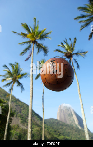 Fußball-Fußball-Ball fliegen in den Palmen am Pao de Acucar Sugarloaf Mountain Red Beach-Rio De Janeiro-Brasilien Stockfoto