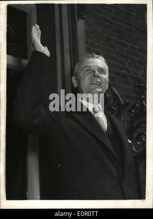 6. Juni 1957 - Eröffnung der Commonwealth-Premierminister-Konferenz. Herr Diefenbaker - von Kanada kommt. die Konferenz der Commonwealth-Premierminister heute Morgen in Nr. 10 Downing Street eröffnet. Foto zeigt Herr Diefenbaker, dass der neue Premierminister von Kanada in Nr. 10 Downing Street heute Morgen ankommt. Stockfoto