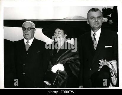 6. Juni 1957 - kommt der neue Premierminister Kanadas für Commonwealth-Konferenz. Herr John Diefenbaker, der neu gewählte kanadische Premierminister - begleitet von seiner neuen Defense Minister Generalmajor Pearkes heute Morgen am Flughafen London ankamen. Sie sind hier für die Commonwealth-Konferenz, die morgen eröffnet wird. Keystone-Foto zeigt: Mr. and Mrs John Diefenbaker - mit Generalmajor Pearkes - bei ihrer Ankunft am Flughafen London heute Morgen. Stockfoto