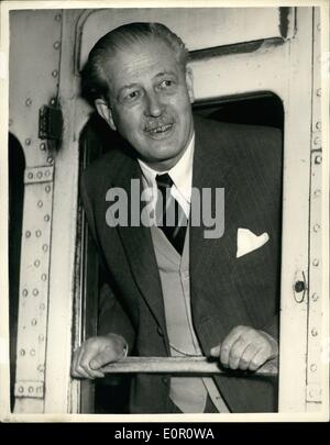 6. Juni 1957 - Ministerpräsident besucht Sir Anthony Eden.: Herr Harold Macmillan Premierminister mit dem Zug nach Salisbury reiste Stockfoto