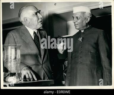 6. Juni 1957 - Pandit Nehru in Dänemark. Pandit Nehru, der indische Premierminister, Dänemark besucht, besuchte gestern dem dänischen Atomic Bahnhof in Riscoe, Seeland, wo er begrüßt und über das Werk von Prof. Niels Bohr gezeigt. Keystone-Fotoshows: Professor Bohr (links) und Pandit Nehru, gesehen im Gespräch während letztere der Besuch Risø. HS/Keystone Stockfoto