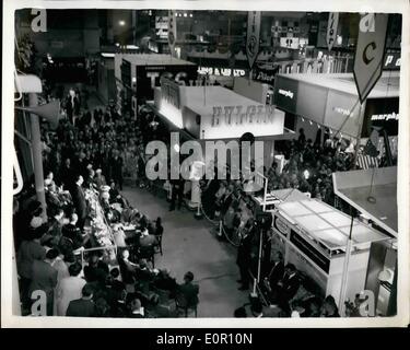 8. August 1957 - Radio-Show öffnet am Earls Court: Foto zeigt allgemeine Ansicht als Mr. Aubrey Jones, der Minister of Supply Stockfoto