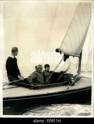 8. August 1957 - Prinz Charles geht Yacht Racing - mit seinem Vater Herzog an der Pinne an Bord '' Zusammenarbeit '': Prinz Charles begleitete seinen Vater Duke of Edinburgh in der "Zusammenarbeit" - Wenn in einem Dragon Klasse Rennen im Wettbewerb - während der Regatta Buchten heute. Foto zeigt der Herzog am Ruder mit Prinz Charles und Uffa Fox sitzen - und am rechten Leutenant Commander a.t. Easton - in der '' Zusammenarbeit '' in den Buchten heute. Stockfoto