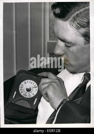 8. August 1957 - Vorschau auf die Radio-Show. Foto zeigt kurz, werden in der Produktion, ein Transistor persönliche Kofferradio - enthält sechs Transistoren und eine Diode - lang- und mittelfristige Welle und mit einem Gewicht von nur einem Pfund - gesehen wird von Herrn Richard Roberts, der gesehen wird dabei von seinem Innentasche gezeigt-auf der heutigen Vorschau der Radio Show ab Earls Court Morgen geöffnet. Stockfoto