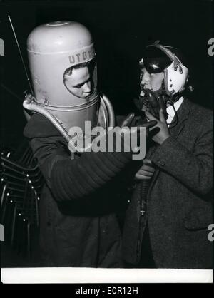 8. August 1957 - startet am 26. September 1957 in München der '' deutsche Ausstellung für Hotel und Restaurant mit internationalen Süßwaren-Ausstellung und the Deutsch Brauerei und Getränkeautomat Fachausstellung ''. Auf dem Messe-Gelände und in den Pavillons sind die Arbeiter damit beschäftigt, alles in Ordnung. In einem der Ausstellungsräume ist befindet sich eine '' Stratosphäre-Restaurant'' mit '' marsischen-Kellner '', die Besucher anziehen. Stockfoto