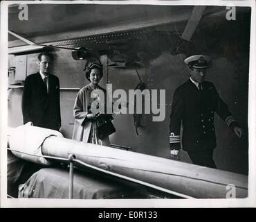 8. August 1957 - Royal Besucher am dänischen Training Schiff.: Prinz Georg von Dänemark und seine Frau, Prinzessin Anne, stattete einen Besuch der dänischen Kadett Schiff, die Fregatte Holger Danake in Leith Docks, gestern. Nach einer Inspektion des Schiffes hatten sie Tee an Bord mit dem Kapitän. Foto zeigt Prinz Georg und Prinzessin Anne gesehen, wie sie eine Inspektion der dänische Schulschiff in Leith Docks gemacht. Stockfoto