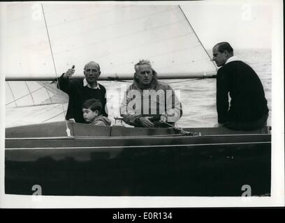 8. August 1957 - geht Prinz Charles Yacht Racing - mit seinem Vater... an Bord der "Zusammenarbeit" zu sehen.: Prinz Charles begleitete seinen Vater Duke of Edinburgh in die '' Zusammenarbeit '' in einem Dragon Klasse Rennen im Wettbewerb eine während der Regatta Cowes heute. Foto zeigt Wearing eine wasserdichte Latzhose Prinz Charles zwischen MFFA Fuchs und Kommandant Kapitänleutnant a.t. Easton - in der "Zusammenarbeit" - sitzen in Cowes heute. Stockfoto