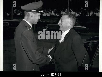 Sept. 09, 1957 - '' Nato klassifizierte '' H. E. Monsieur Andre Morice, Minister der Verteidigung von Frankreich, besuchte heute (12. September 1957) Supreme Headquarters Allied Powers Europe, in der Nähe von Paris, Frankreich, wo er mit General Lauris Norstad, Supreme Allied Commander Europe verliehen. Seine Exzellenz wurde bei der Ankunft in Form von General Norstad, Admiral A. L. M. Sala (Naval Stellvertreter), General C. V. R. Schuyler, Form Chef des Stabes, und andere Offiziere Form begrüßt. Von links nach rechts: General Norstad; H. E. Monsieur Morice. Stockfoto