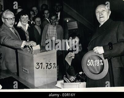 Sept. 09, 1957 - aller Stimmen gegeben bei der Wahl die CSU (christlich-soziale Union) erhielt 50,18 % aller Stimmen und wird für die nächsten vier Jahre die stärkste Partei im Bundestag. Die SPD (Sozialdemokratische Partei Deutschlands) erhielt 31, 75 % aller Stimmen und kann daher die zweite Partei und gleichzeitig die Opposition. Foto zeigt SPD Parteichef, Erich Ollenhauer stimmen, (Foto links) mit dem Lächeln des Sieges auf den Lippen, der Bundeskanzler Konrad Adenauer ist das Wahllokal verlassen, nachdem seine Stimme zu geben. Er ist der CSU-Parteichef, (rechts) Stockfoto