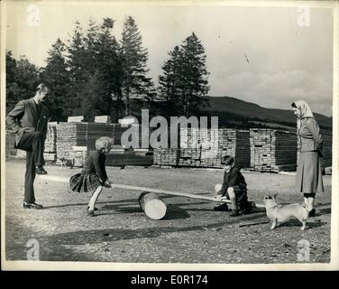 Sept. 09, 1957 - königliche Familie am Balmoral.: die Königin schaut zu, lächelnd wie der Duke of Edinburgh Prinz Charles auf die Wippe, bei einem Besuch gestern in einer Sägemühle auf dem Anwesen Balmoral hilft H.M. Stockfoto