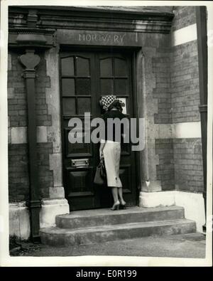 8. August 1957 - Lady Jane besucht Paddington Leichenhalle: Lady Jane Vane-Tempest-Stewart, der 39-jährige Gesellschaft Fotografen Antony Beauchamp am 4.a.m. am Sonntag einen Anruf erhalten und rief die Polizei, die ihn tot in seiner Londoner Wohnung - fanden gestern ging zu Paddington Leichenhalle, wo der Körper aufgenommen wurde. Foto zeigt Lady Jane Vane-Tempest-Stewart, mit dem Kopf in einen Schal bedeckt wartet in Paddington Leichenhalle gestern gehen. Stockfoto