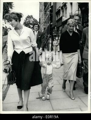 8. August 1957 - Lady Jane besucht Paddington Leichenhalle: Lady Jane Vane-Tempest-Stewart, der 39-jährige Gesellschaft Fotografen Antony Beauchamp am 4.a.m. am Sonntag einen Anruf erhalten und rief die Polizei, die ihn tot in seiner Londoner Wohnung - fanden gestern ging zu Paddington Leichenhalle, wo der Körper aufgenommen wurde. Das Foto zeigt Lady Jane Vane-Tempest-Stewart (rechts), zu Fuß in London gestern mit ihrer Schwester Lady Annabel Birley und ihr Neffe Rupert Birley. Stockfoto