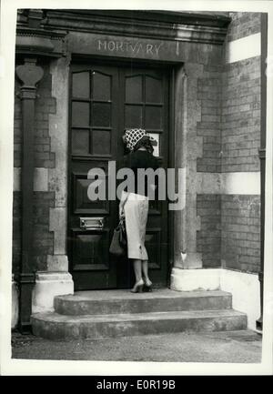 8. August 1957 - Lady Jane besucht Paddington Leichenhalle: Lady Jane Vane-Tempest-Stewart, der 39-jährige Gesellschaft Fotografen Antony Beauchamp am 4.a.m. am Sonntag einen Anruf erhalten und rief die Polizei, die ihn tot in seiner Londoner Wohnung - fanden gestern ging zu Paddington Leichenhalle, wo der Körper aufgenommen wurde. Foto zeigt Lady Jane Vane-Tempest-Stewart, mit dem Kopf in einen Schal bedeckt wartet in Paddington Leichenhalle gestern gehen. Stockfoto