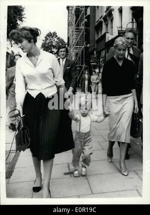 8. August 1957 - Lady Jane besucht Paddington Leichenhalle.: Lady Jane Vane-Tempest-Stewart, der 39 Jahre alte Gesellschaft Fotografen Anthony Beauchamp bei 04:00 am Sonntag einen Anruf erhalten und rief die Polizei, die ihn tot in seiner Londoner Wohnung - fanden gestern ging zu Paddington Leichenhalle, wo der Körper aufgenommen wurde. Das Foto zeigt Lady Jane Vane-Tempest-Stewart (rechts), zu Fuß in London gestern mit ihrer Schwester Lady Annabel Birley und ihr Neffe Rupert Birley. Stockfoto