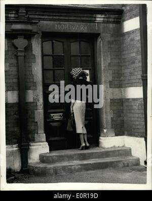 8. August 1957 - Lady Jane besucht Paddington Leichenhalle.: Lady Jane Vane-Tempest-Stewart, der 39 Jahre alte Gesellschaft Fotografen Anthony Beauchamp bei 04:00 am Sonntag einen Anruf erhalten und rief die Polizei, die ihn tot in seiner Londoner Wohnung - fanden gestern ging zu Paddington Leichenhalle, wo der Körper aufgenommen wurde. Foto zeigt Lady Jane Vane-Tempest-Stewart, mit der Hand in ein Tuch bedeckt wartet in Paddington Leichenhalle gestern gehen. Stockfoto