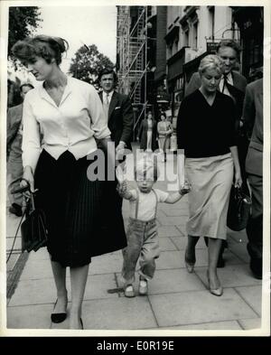 8. August 1957 - Lady Jane besucht Paddington Leichenhalle.: Lady Jane Vane-Tempest-Stwewart, die 38-jährige Gesellschaft Fotografen Anthony Brauchamp bei 04:00 am Sonntag einen Anruf erhalten und rief die Polizei, die ihn tot in seiner Londoner Wohnung - fanden gestern ging zu Paddington Leichenhalle, wo der Körper aufgenommen wurde. Das Foto zeigt Lady Jane Vane-Tempest-Stewart (rechts), zu Fuß in London gestern mit ihrer Schwester Lasy Annabel Birley und ihr Neffe Rupert Birley. Stockfoto