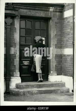 8. August 1957 - Lady Jane besucht Paddington Leichenhalle.: Lady Jane Vane-Tempest-Stwewart, die 38-jährige Gesellschaft Fotografen Anthony Brauchamp bei 04:00 am Sonntag einen Anruf erhalten und rief die Polizei, die ihn tot in seiner Londoner Wohnung - fanden gestern ging zu Paddington Leichenhalle, wo der Körper aufgenommen wurde. Foto zeigt Lady Jane Vane-Tempest-Stewart, mit dem Kopf in einen Schal bedeckt wartet in Paddington Leichenhalle gestern gehen. Stockfoto