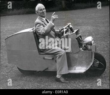 8. August 1957 - 80 Jahre alten Sir Alliott Roe, Co-Gründer mit seinem Bruder der berühmten Firma A.V. Roe Flugzeuge und der erste, der Stockfoto