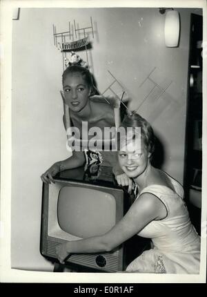 8. August 1957 - Vorschau des Radios zeigen die TV-Necklin dr Foto zeigt Model Heather Wyatt (links), trägt der K-B wi Kleid Stockfoto