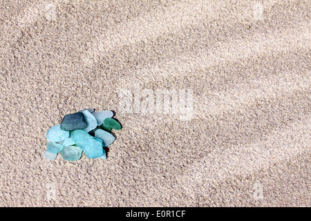 Ein Haufen von Meer Glas Kiesel auf dem sand Stockfoto