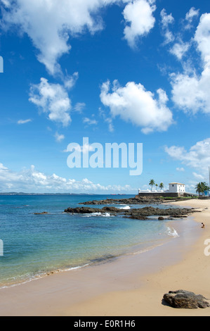 Malerischen tropischen Blick auf den Stadtstrand Praia Porto da Barra mit Blick von Forte Santa Maria in Salvador Bahia Brasilien Stockfoto