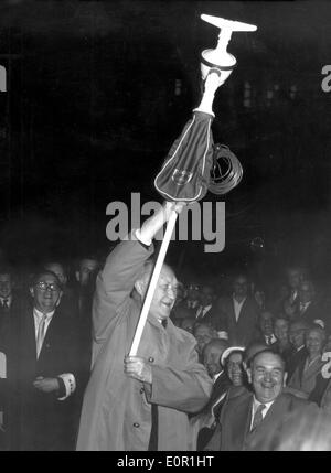 Dr. Konrad Adenauer mit Kobold Staubsauger Stockfoto