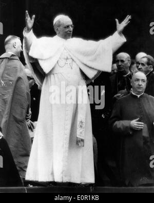 Papst Pius XII. befasst sich mit jungen katholische Arbeitern Stockfoto