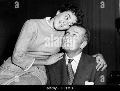 Schauspieler Laurence Olivier und Joan Plowright üben für "The Entertainer" Stockfoto