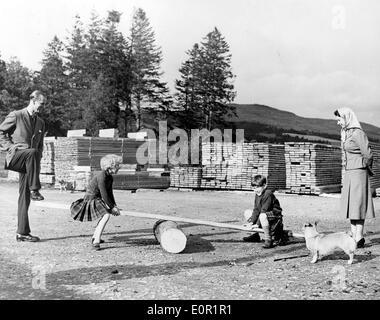 Königin Elizabeth II. mit ihrem Ehemann Prinz Philip und ihre Kinder spielen am Balmorals Burg Stockfoto