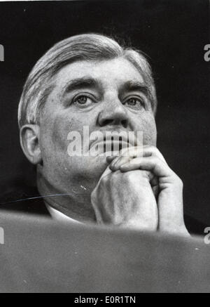 Politiker Aneurin Bevan hört reden auf einer Konferenz Stockfoto