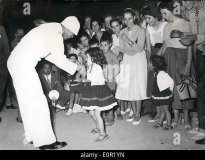 09. Sep. 1957 - USA 6. Flotte bei Phaleron Bay Einheiten der 6. Flotte der USA haben Phaleron Bay zu einem Besuch aufgerufen. Gestern Nachmittag gab die Band des Flugzeugträgers „Franklin Rooseveli“ im Zappion Garden eine Performance mit US-Jazz-Musik. Das Foto zeigt Einen ethnischen Matrosen, der mit einem kleinen athenischen ''Rock and Roll''-Tänzer tanzt. Stockfoto