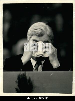 Sept. 09, sagt '' Es ist nicht zum Lachen '' 1957 - Herr Bevan Eröffnung der Labour Party Conference. Foto zeigt Herr Aneurin Bevan wischt seine Augen - als er den Reden - bei Eröffnung des Labour-Parteitag in Brighton heute hört. Stockfoto