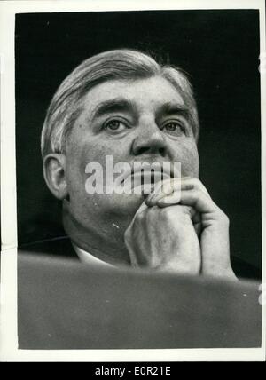 Sept. 09, 1957 - Party Arbeitskonferenz am Brighton Mr Bevan Plays zu reden; Foto zeigt mit seinem Kopf auf seine Hände, die Herr Aneurin Bevan reden bei den Labour-Parteitag in Brighton heute hört. Stockfoto