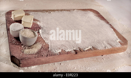 Hausgemachte Küche einrichten. Anpassbare Kochen Rezept Setup, hausgemachte backen Teig, Butter und Zucker über einem Vintage-Support. Stockfoto