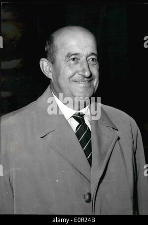 10. Oktober 1957 - französische Kabinett Krise; Zweiten Tag; M. Boscary Monsservin, Deputising für M. Pinay, von Paris entfernt, lässt der Elysee-Palast nach Rücksprache mit Präsident Coty heute Morgen. Stockfoto