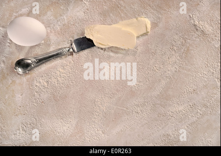 Hausgemachte Küche einrichten. Anpassbare Kochen Rezept Setup, hausgemachte backen Teig, Butter und ein Ei. Stockfoto