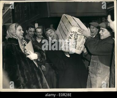 12. Dezember 1957 - Ingrid Bergman und Cary Grant besuchen am Royal Opera House: Screen Stars Ingrid Bergman und Cary Grant heute am Royal Opera House waren, Covent Garden, Dreharbeiten Szenen aus ihrem neuen Film '' indiskret '' (ursprünglich '' Art Sir''). Foto zeigt nach den Dreharbeiten sie Cary Grant versuchen Hallo zu Protering eine Kiste von Ihnen pranged, unterstützt von Porter Georgie White von Dalston, beobachtet von Ingrid Bergman. Stockfoto