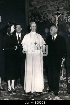 10. Oktober 1957 - der berühmte amerikanische Filmregisseur Cecil B. De Mille begleitet von seiner Tochter, sind Frau Joseph Harper und Dr. Max Jacobson heute von Papst Piux XII in seiner Sommerresidenz in Castel Gandolfo aufgenommen worden. Stockfoto