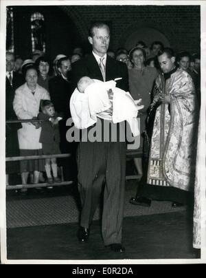 10. Oktober 1957 - Herzog von Edinburgh als Pate. Allgemeine Ansicht in der Kirche St. Sava. H.R.H The Duke of Edinburgh übernahm die Rolle der Pate bei der Taufe der Tochter seiner Nichte Prinzessin Christina Hasse Ehefrau von Prinz Andrej von Jugoslawien heute Vormittag. Das Kind erhielt den Namen Maria. Die Königin war zu Gast bei der Zeremonie in der Kirche St. Sava, der serbisch-orthodoxen Kirche, Notting Hill. Keystone-Fotoshows: Prinz Philip trägt das Baby im Arm während der Zeremonie in der Kirche St. Sava heute Morgen. Stockfoto