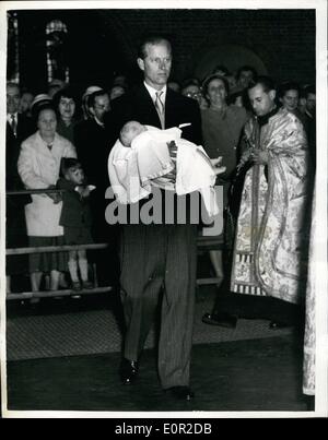 10. Oktober 1957 - Herzog von Edinburgh als Pate. Allgemeine Ansicht in der Kirche St. Sava. H.R.H The Duke of Edinburgh übernahm die Rolle der Pate bei der Taufe der Tochter seiner Nichte Prinzessin Christina Hasse Ehefrau von Prinz Andrej von Jugoslawien heute Vormittag. Das Kind erhielt den Namen Maria. Die Königin war zu Gast bei der Zeremonie in der Kirche St. Sava, der serbisch-orthodoxen Kirche, Notting Hill. Keystone-Fotoshows: Prinz Philip trägt das Baby im Arm während der Zeremonie in der Kirche St. Sava heute Morgen. Stockfoto