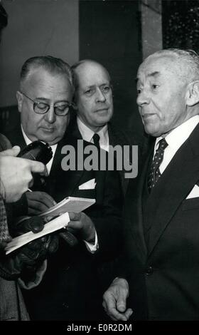 10. Oktober 1957 - französische Kabinett Krise. OPS: M. Paul Reynaud verlassen des Elysee-Palastes nach Rücksprache mit Präsident Coty dies Stockfoto