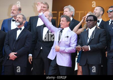 (Oben l-R) Dolph Lundgren, Harrison Ford, Direktor Patrick Hughes, Schauspieler Antonio Banderas (front l-R) Mel Gibson, Jason Statham, Sylvester Stallone, Ronda Rousey und Wesley Snipes besuchen die Premiere von "Expandables 3" während der 67. Internationalen Filmfestspiele von Cannes am Palais des Festivals in Cannes, Frankreich, am 18. Mai 2014. Foto: Hubert Boesl kein Draht-SERVICE Stockfoto